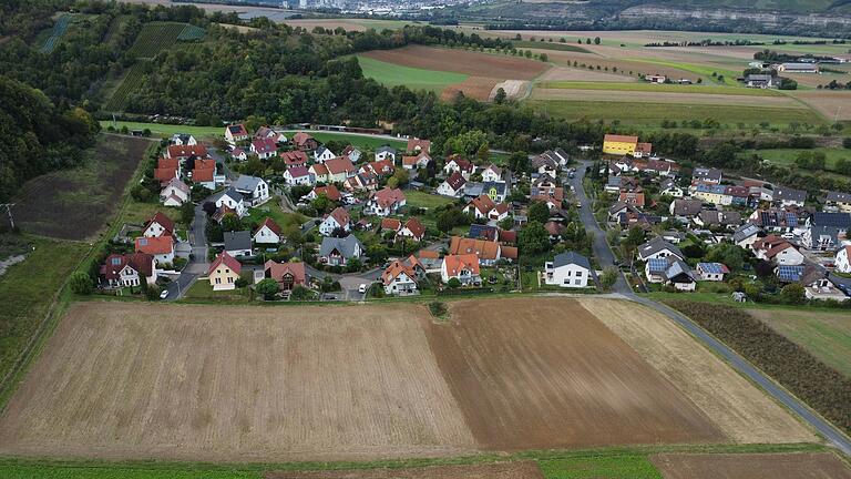 Auf drei Äckern südlich der bisherigen Bebauung, eingegrenzt zwischen der Mausbergstraße zwei Wiesenwegen, ist in Himmelstadt das Wohngebiet 'Mausberg IV' geplant. Der Gemeinderat beschloss bei den bekannten Kaufinteressenten nachzufragen, ob sie weiterhin bauen wollen.