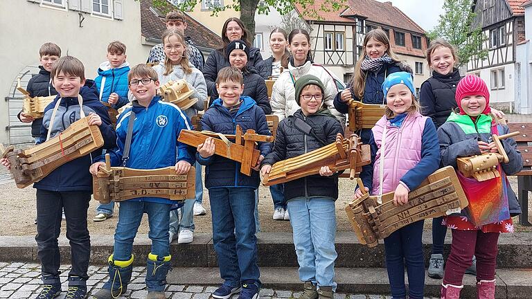 Kinder und Jugendliche in Willanzheim pflegen den traditionellen Brauch des Ratschens während der Kartage.&nbsp;
