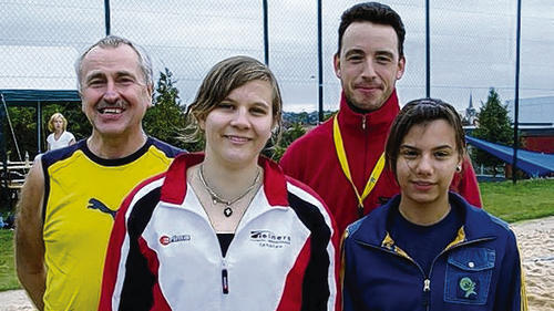 Erste Beach-Volleyball-Stadtmeister Iphofens wurden die „Volleytigers“, die während des gesamten Turniers nur einen Satz abgeben mussten (von links): Abteilungsleiter Michael Huckle, Theresa Barth, René Moras und Sophia Seufert.