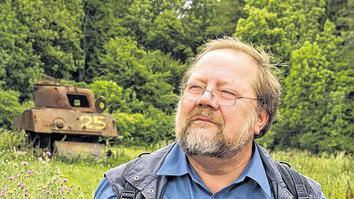 Fasziniert: Panzerwracks der Amerikaner stehen noch heute auf dem Truppenübungsplatz.