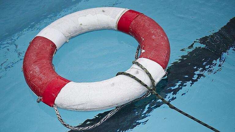 Rettungsring im Freibad       -  Laut dem bayerischen Innenministerium droht sechs Schwimmbädern in Unterfranken die Schließung. Gibt es Rettung?