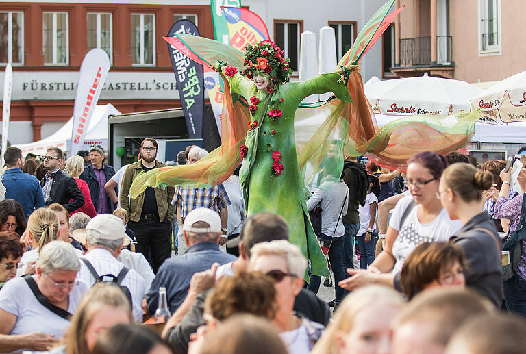 Neuer Rekord: Über 200.000 Besucher bei Würzburger Stadtfest       -  Als 'Blumenfee' wird diese kostümierte Dame auf Stelzen bezeichnet. Eine bunte Überraschung der Veranstalter zum 30. Würzburger Stadtfest.