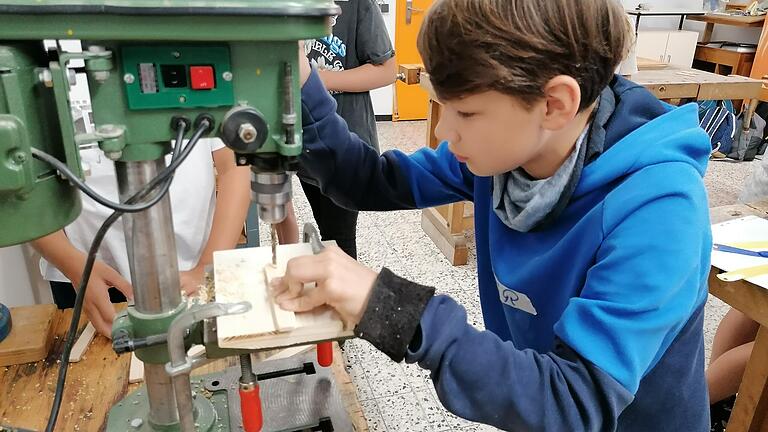 David Keßler (hier im Bild) kennt sich mit der Bohrmaschine aus: Am Egbert-Gymnasium sind handwerkliche Neigungskurse, wie hier die „Schreinerwerkstatt“, ein berufsvorbereitender Baustein des ganzheitlichen Bildungskonzepts.&nbsp;