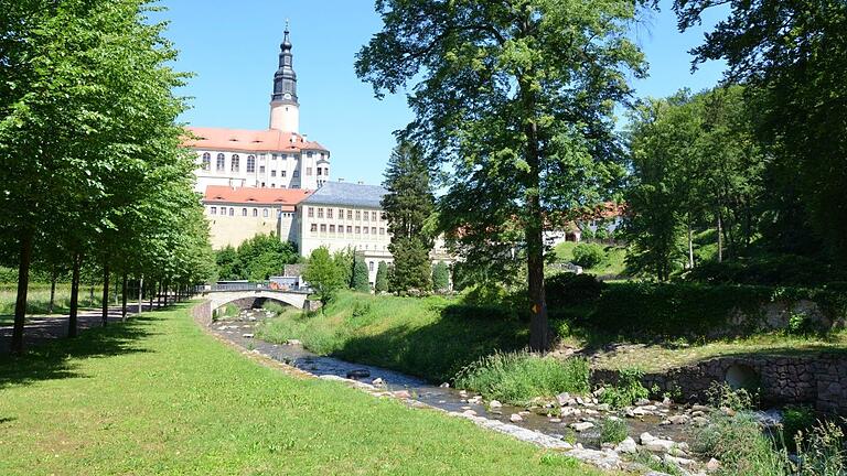 Weesenstein in Sachsen heute: Der Bach fließt auf das Schloss zu und nicht von ihm weg, wie Traugott Faber es versehentlich darstellte.