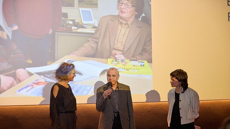 Impressionen von der Eröffnung des 50. Internationalen Filmwochenendes im Central Programmkino auf dem Bürgerbräugelände. Franziska Werbe (links) und Vorständin Katharina Schulz interviewen den ehemaligen Mitorganisator Arnold Schatzler.