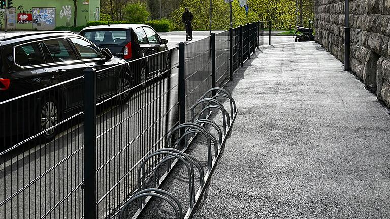 Innerhalb kurzer Zeit wich eine grüne Hecke dem dunklen Asphalt und sorgte für Aufregung in der Nachbarschaft der Arndtstraße in Würzburg.&nbsp;