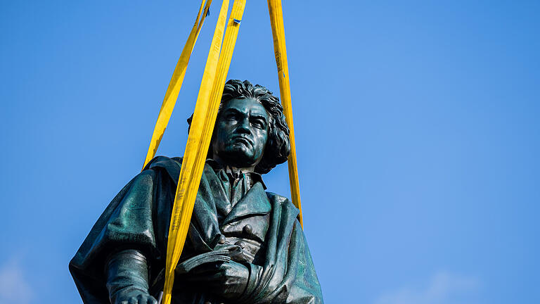 Beethoven-Denkmal.jpeg       -  Das Beethoven-Denkmal wird in Bonn zurück auf den Sockel gehoben. Beethovens berühmte 9. Sinfonie ist jetzt 200 Jahre alt.