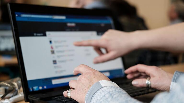Computerkurs für Senioren - Wegen der Digitalisierungen wenden sich immer mehr Menschen mit Fragen zu Datenschutz und Internet an die Verbraucherzentrale Würzburg. Computerkurs für Senioren - Wegen der Digitalisierungen wenden sich immer mehr Menschen mit Fragen zu Datenschutz und Internet an die Verbraucherzentrale Würzburg.