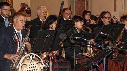 Der Musikverein Mechenried lud am Samstag zum &bdquo;Mechenrieder Advent&ldquo; und viele folgten der Einladung und kamen in die Sankt Nikolaus-Kirche. Die Riedbachtaler Mechenried begeisterten ihr Publikum mit ihrem musikalischen Programm.