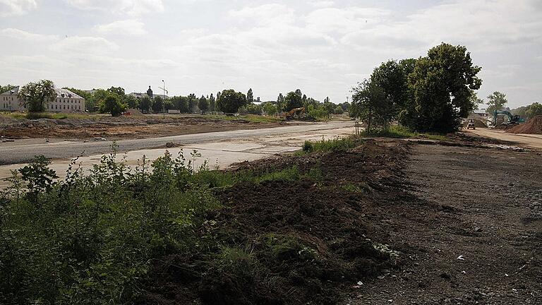 Da braucht es viel Fantasie: In den Ledward Kasernen im nördlichen Teil soll 2026 ein neuer Park für eine Landesgartenschau fertig sein, den später die Bürger und die Studenten der Fachhochschule nutzen können.