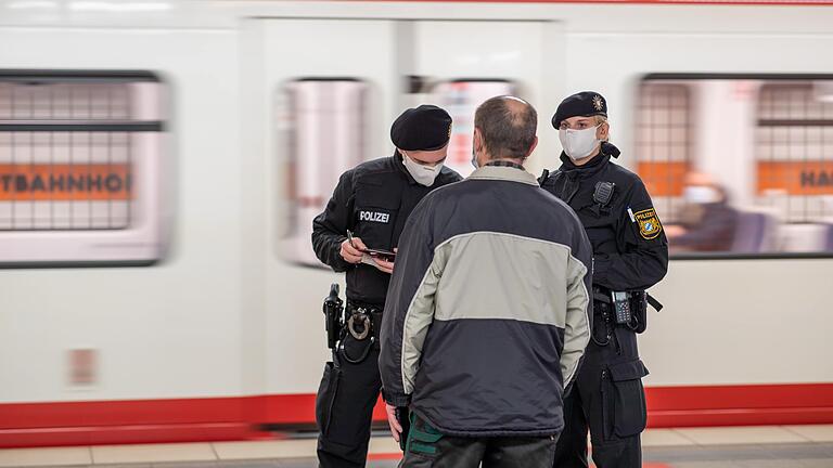 Bayernweit gab es in der vergangenen Woche Schwerpunkkontrollen der Polizei zur Einhaltung der Maskenpflicht im öffentlichen Nahverkehr. Hier Beamte in der U-Bahn in Nürnberg.