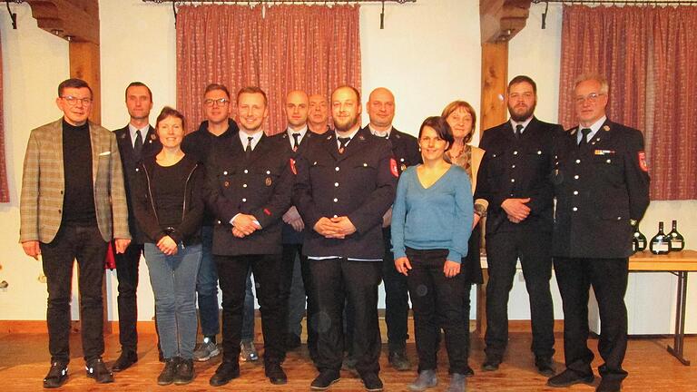 Bürgermeister Armin Warmuth (links) und Kreisbrandmeister Elmar Eisenmann (rechts) gratulierten dem neugewählten Vorstand (von links) Marius Arheidt, Stefanie Talke, Steffen Meder, Paul Straube, Max Klubertanz, Günter Hummel, André Koch, Christoph...       -  Bürgermeister Armin Warmuth (links) und Kreisbrandmeister Elmar Eisenmann (rechts) gratulierten dem neugewählten Vorstand (von links) Marius Arheidt, Stefanie Talke, Steffen Meder, Paul Straube, Max Klubertanz, Günter Hummel, André Koch, Christoph Münch, Michaela Seufert, Brigitte Hummel und Brenton Spivey.