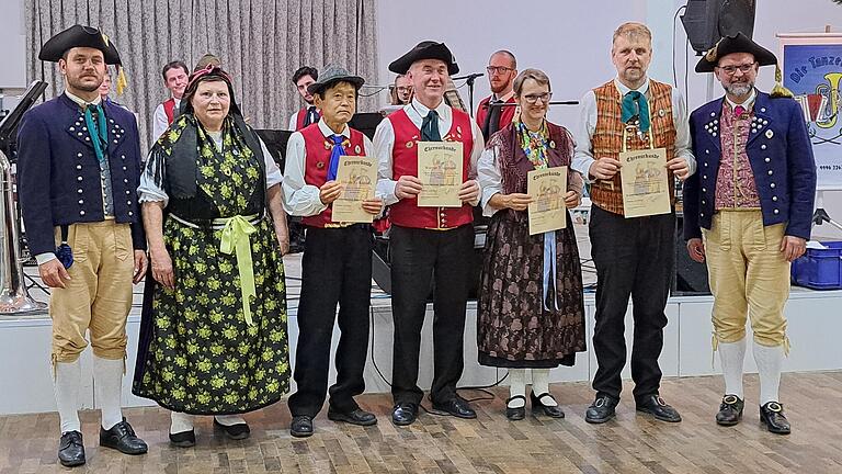 Auf dem Foto 1. Vorsitzender William Weiland (Blumenauer Volkstanzgruppe), 1. Ufr. Gauvorsitzende Inge Burkhard-Vatterodt, Hitoshi Nakamishi (Blumenau), Werner Weigmann (Blumenau), Roswitha und Stefan Ziel (Blumenau), Gauehrenvorstand Oliver Brust.