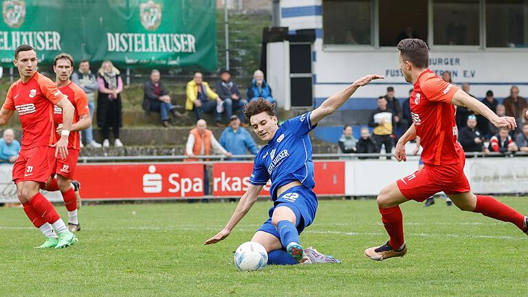 Fabio Hock (Mitte) vom FV 04 Würzburg erreicht den Ball vor Tobias Beck (links) und Daniel Rabanter von der SpVgg Hankofen-Hailing. Die Nullvierer haben ihr Heimspiel gegen den aktuellen Tabellenführer der Fußball-Bayernliga Nord mit 2:0 gewonnen.