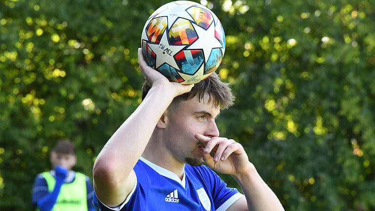 Die bildgewaltige Rhöner Fußball-Nachlese       -  Stilleben vom Fußballplatz - mit einem Spieler des TSV Münnerstadt.