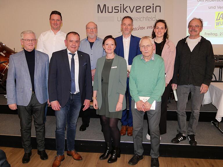 Otwin Hack war es als Vorsitzender des LAZ Würzburg ein Anliegen, den 'Machern' im Leichtathletiksport Dank und Anerkennung zu zollen. Vorne von links: Otwin Hack, der stellvertretende Landrat Alois Fischer, Marion Außenhofer von der Sparkasse Mainfranken und Herbert Struch (Kassier vom LAZ). Hinten von links: Johannes Kemmer, Christian Zillober, Olaf Hoos, Katharina Schmitt und Erich Dausacker vom LAZ. Otwin Hack war es als Vorsitzender des LAZ Würzburg ein Anliegen, den 'Machern' im Leichtathletiksport Dank und Anerkennung zu zollen. Vorne von links: Otwin Hack, der stellvertretende Landrat Alois Fischer, Marion Außenhofer von der Sparkasse Mainfranken und Herbert Struch (Kassier vom LAZ). Hinten von links: Johannes Kemmer, Christian Zillober, Olaf Hoos, Katharina Schmitt und Erich Dausacker vom LAZ.