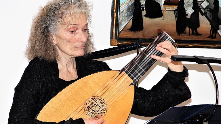 Lautenmusik auf einem Originalinstrument aus der Renaissance spielte Sigrun Richter bei einem Konzert in Schloss Homburg.