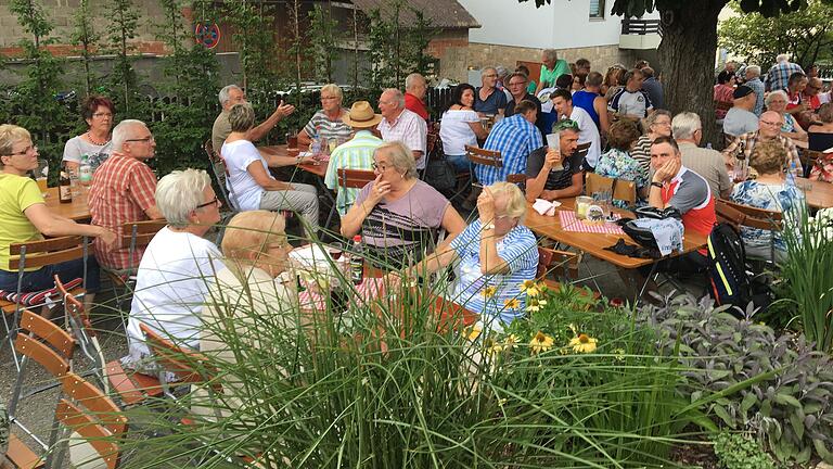 Im Biergarten der Familie Kellermann in Strahlungen (Archivbild) sitzen die Gäste gemütlich unter Bäumen.