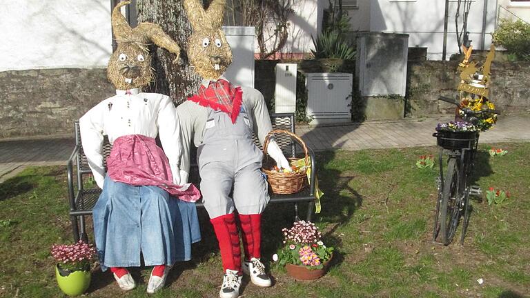 Das Hasenpärchen grüßt zur Osterzeit am Platz an der Dorflinde.       -  Das Hasenpärchen grüßt zur Osterzeit am Platz an der Dorflinde.