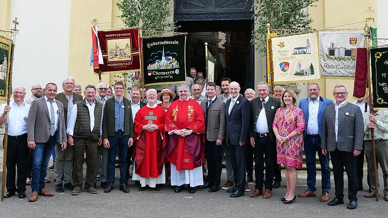 Mit Ehrengästen aus der Kirche, Politik und Verwaltung hat der Katholische Männerverein St. Hubertus sein jährliches Hubertusfest in Fährbrück gefeiert. Den Festgottesdienst zelebrierten Präses Augustinerpater Matthäus Klein und Monsignore Domkapitular Clemens Bieber, Festredner bei der Kundgebung war Staatssekretär Sandro Kirchner. Mit Ehrengästen aus der Kirche, Politik und Verwaltung hat der Katholische Männerverein St. Hubertus sein jährliches Hubertusfest in Fährbrück gefeiert. Den Festgottesdienst zelebrierten Präses Augustinerpater Matthäus Klein und Monsignore Domkapitular Clemens Bieber, Festredner bei der Kundgebung war Staatssekretär Sandro Kirchner.