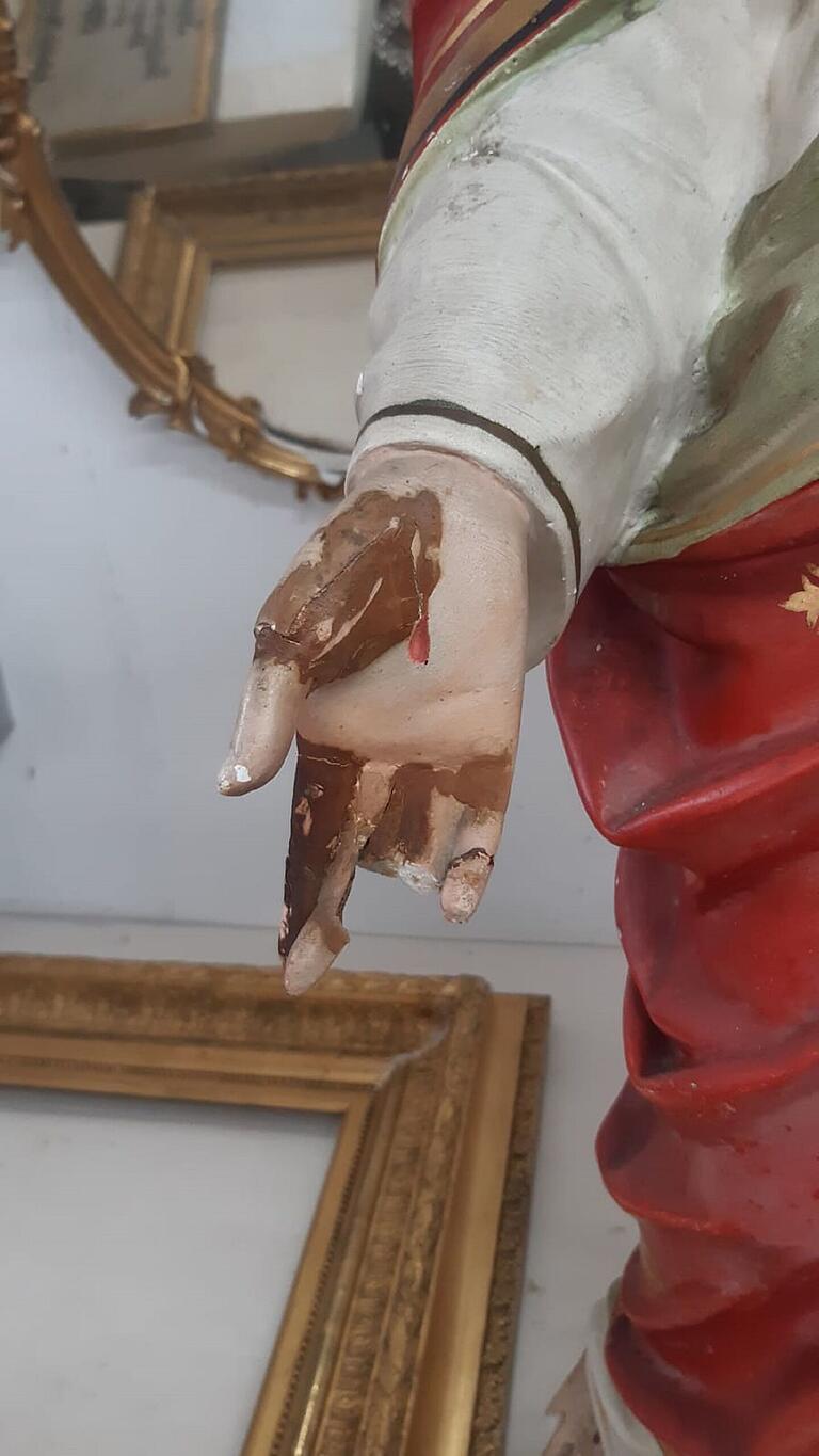 Detail der Herz-Jesu-Statue, die um 1880 für das Schwesternhaus in Unterspiesheim erworben wurde, vor der Restaurierung Detail der Herz-Jesu-Statue, die um 1880 für das Schwesternhaus in Unterspiesheim erworben wurde, vor der Restaurierung
