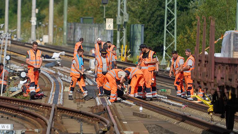 Sanierung Bahnstrecke Köln - Frankfurt       -  Bahnarbeiter tauschen Weichen und Gleise aus. (Foto Archiv)