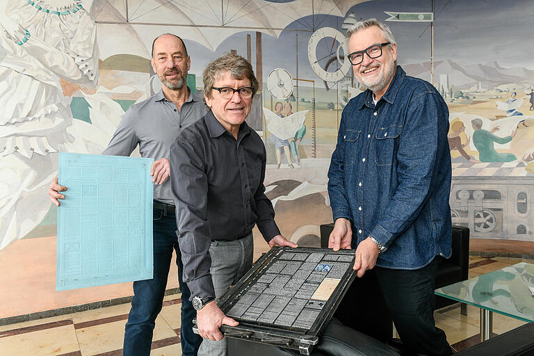David Brandstätter mit dem technischen Leiter der Main-Post (links) und Frank-Markus Barwasser, der Anfang der 1980er Jahre ebenfalls Redakteur der Main-Post war. David Brandstätter mit dem technischen Leiter der Main-Post (links) und Frank-Markus Barwasser, der Anfang der 1980er Jahre ebenfalls Redakteur der Main-Post war.