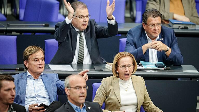Bundestag       -  Stephan Brandner, Beatrix von Storch und weitere Abgeordnete der AfD nehmen an einer Aktuellen Stunde im Bundestag teil.