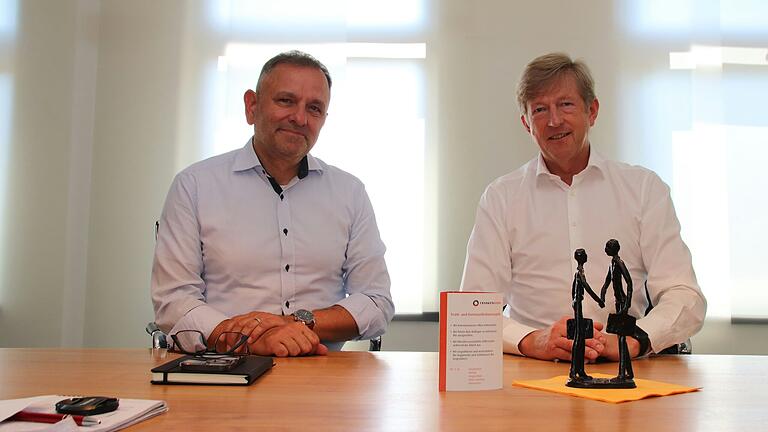  Jörg Heus (links), Chef der Beratungsgesellschaft AMBG (Naumburg an der Saale), und Josef Ramthun, Geschäftsführender Gesellschafter von Franken Guss. Jörg Heus (links), Chef der Beratungsgesellschaft AMBG (Naumburg an der Saale), und Josef Ramthun, Geschäftsführender Gesellschafter von Franken Guss.