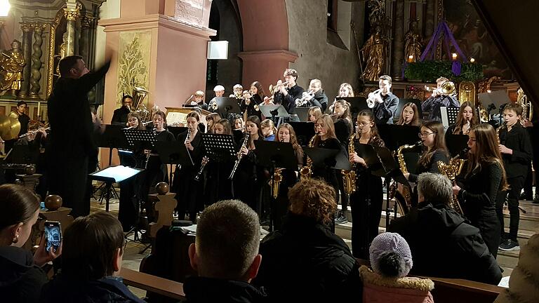 Das große Sinfonische Blasorchester eröffnete das Konzert mit der Fanfare 'Intrada Majestica'. Das große Sinfonische Blasorchester eröffnete das Konzert mit der Fanfare 'Intrada Majestica'.