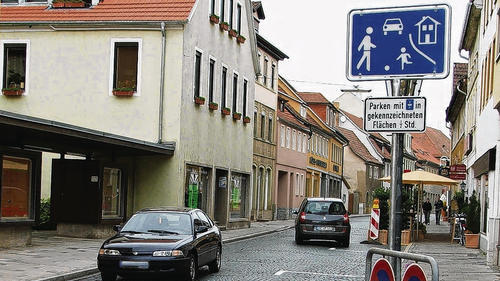Hauptstraße als Spielstraße. Für einen Teilbereich der oberen Hauptstraße in Mellrichstadt ist die Testphase zur Verkehrsberuhigung der Innenstadt seit gut zwei Wochen im Gange. Jetzt muss der Durchgangsverkehr verstärkt mit polizeilicher Überwachung rechnen.