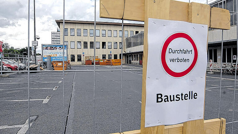 Parkplätze hinter Gittern: Am Hauptbahnhof fallen ein Jahr lang ein Drittel der Kurzzeitparkplätze weg. Parkplätze hinter Gittern: Am Hauptbahnhof fallen ein Jahr lang ein Drittel der Kurzzeitparkplätze weg.