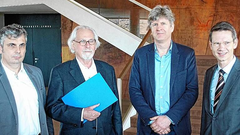 Nach ihren Plänen wird das Ledward-Gelände neugestaltet: (von links) Landschaftsarchitekt Frank Kiessling (Berlin), Bernhard Winking, Stefan Waselowsky (Winking Froh Architekten Hamburg). Siegerurkunde und Preisgeld übergab OB Sebastian Remelé.