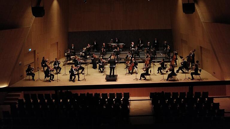 Mit einem begeisternden Konzert eröffneten die Stuttgarter Philharmoniker die neue Spielzeit der Tauber-Philharmonie. Mit einem begeisternden Konzert eröffneten die Stuttgarter Philharmoniker die neue Spielzeit der Tauber-Philharmonie.