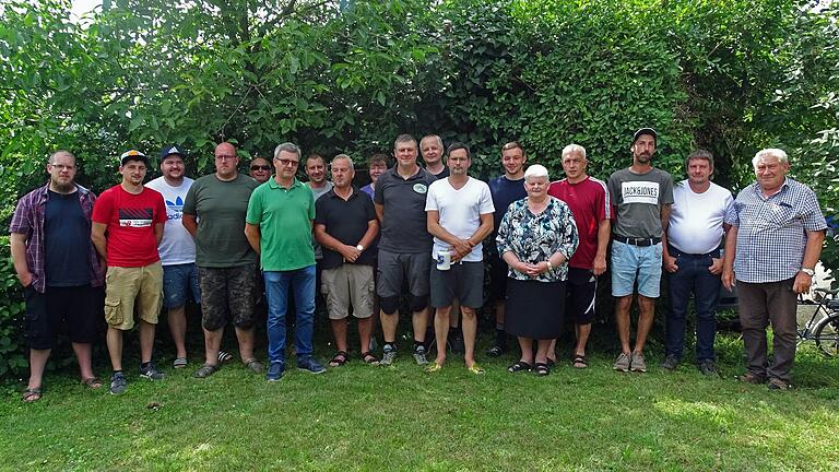 Die Breitbrunner Sportangler: Nach 42 Jahren hat der Verein mit Daniel Greul (zehnter von links) erstmals einen neuen Vorsitzenden. Der Bisherige Vorsitzende Ludwig Bühl (rechts), der den Verein seit seiner Gründung geführt hatte, wurde zum Ehrenvorstand ernannt.