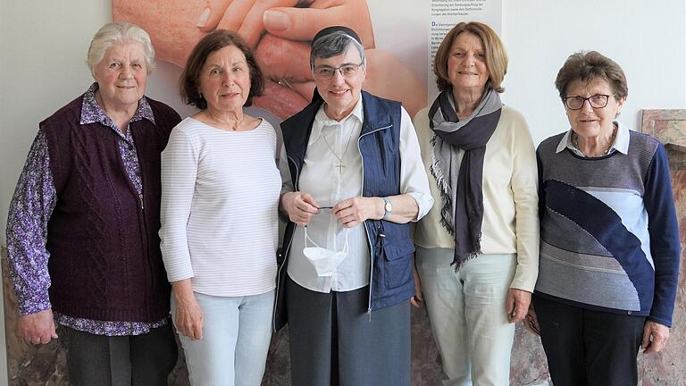 Insgesamt 103 Jahre waren vier Gelbe Damen ehrenamtlich im Krankenhaus St. Josef tätig (von links): Antonie Rigel (19 Jahre), Rita Greiner (32 Jahre), Ordensbeauftragte Schwester Lydia Wießler, Hildegard Krämer (32 Jahre) und Marianne Riedenauer (20 Jahre). Insgesamt 103 Jahre waren vier Gelbe Damen ehrenamtlich im Krankenhaus St. Josef tätig (von links): Antonie Rigel (19 Jahre), Rita Greiner (32 Jahre), Ordensbeauftragte Schwester Lydia Wießler, Hildegard Krämer (32 Jahre) und Marianne Riedenauer (20 Jahre).