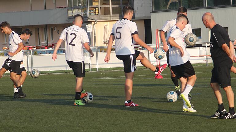 Techniktraining auf Kunstrasen im Sander Seestadion: Im Umgang mit dem Ball kommt den Kickern der ebene Untergrund entgegen. Techniktraining auf Kunstrasen im Sander Seestadion: Im Umgang mit dem Ball kommt den Kickern der ebene Untergrund entgegen.