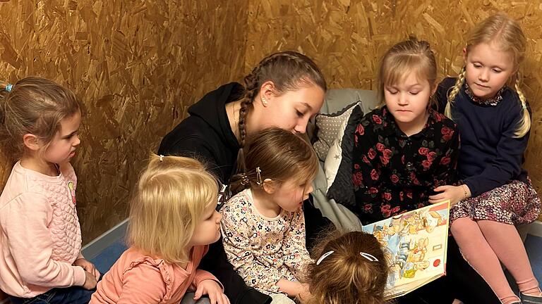 Im Kindergarten St. Vinzenz in Kitzingen dürfen sich die Kinder immer wieder Bücher aussuchen, die dann in Ruhe angeschaut und vorgelesen werden. Im Kindergarten St. Vinzenz in Kitzingen dürfen sich die Kinder immer wieder Bücher aussuchen, die dann in Ruhe angeschaut und vorgelesen werden.
