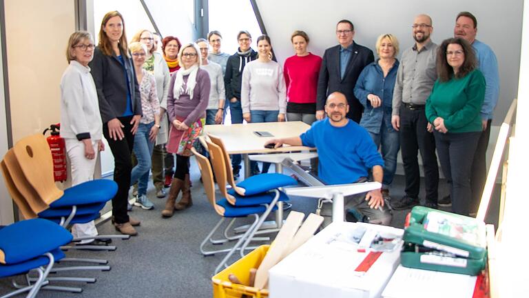 Hier entsteht bald die Küche mit einem Besprechungsraum. Darüber freuen sich (von links): Claudia Burkart, Daniela Schuster und Mitarbeitende der Vhs mit Stefan Moos (Fünfter von rechts).