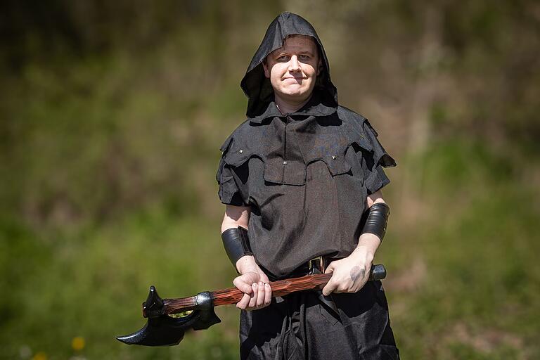 Maximilian Griebel ist aus Baden-Württemberg angereist, um am Mittelalter- und Fantasyfestival in Gaukönigshofen teilzunehmen.