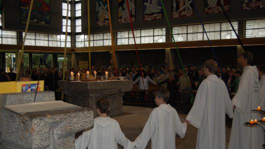 Genesungsgottesdienst für Roland Breitenbach: Alle rund 400 Besucher in St. Michael Schweinfurt reichten sich am Sonntag die Hände, wünschten mit dieser Symbolik 'ihrem Roland' eine rasche Gesundung und baldige Rückkehr. Den Gottesdienst hielt Diakon Stefan Philipps (rechts). Foto: Hannes Helferich       -  Genesungsgottesdienst für Roland Breitenbach: Alle rund 400 Besucher in St. Michael Schweinfurt reichten sich am Sonntag die Hände, wünschten mit dieser Symbolik 'ihrem Roland' eine rasche Gesundung und baldige Rückkehr. Den Gottesdienst hielt Diakon Stefan Philipps (rechts). Foto: Hannes Helferich