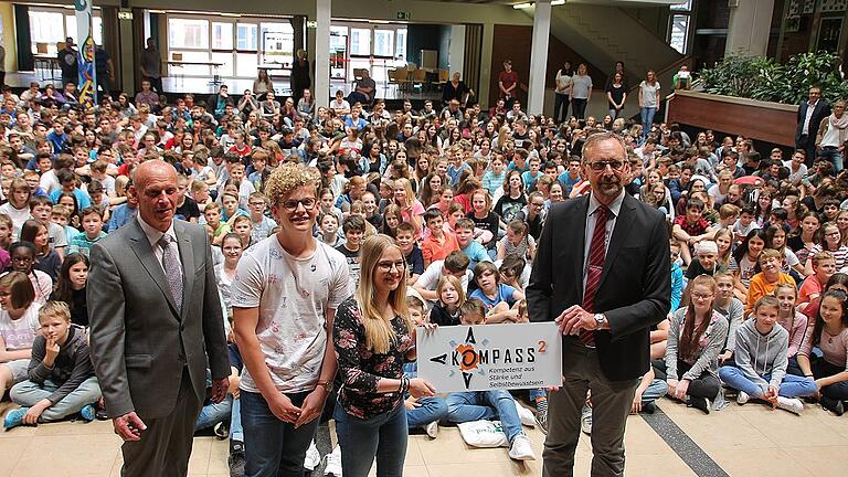 Karlheinz Lamprecht, Ministerialbeauftragter für die Realschulen in Unterfranken (rechts), übergibt das Kompass-Zertifikat an Schulleiter Dieter Schanzer und die Schülervertreter Vin Scheurich und Birgit Eilender (von links). Alle Schüler der Realschule waren bei der Feier vor den Pfingstferien dabei. Karlheinz Lamprecht, Ministerialbeauftragter für die Realschulen in Unterfranken (rechts), übergibt das Kompass-Zertifikat an Schulleiter Dieter Schanzer und die Schülervertreter Vin Scheurich und Birgit Eilender (von links). Alle Schüler der Realschule waren bei der Feier vor den Pfingstferien dabei.