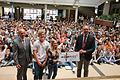 Karlheinz Lamprecht, Ministerialbeauftragter für die Realschulen in Unterfranken (rechts), übergibt das Kompass-Zertifikat an Schulleiter Dieter Schanzer und die Schülervertreter Vin Scheurich und Birgit Eilender (von links). Alle Schüler der Realschule waren bei der Feier vor den Pfingstferien dabei.