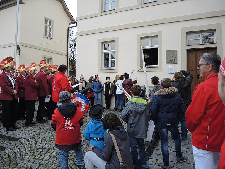 Der Elferrat mit Kanone und das weibliche HeKaGe-Dreigestirn bestehend aus Nicole Koch, Bettina Bach-Umhöfer und Karin Bach-Langhammer bedrängten den Dorfschultheiß Florian mit Reim und Charme, den Rathausschlüssel herauszugeben. Nach anfänglichem Widerstand gab er dann doch resigniert nach.