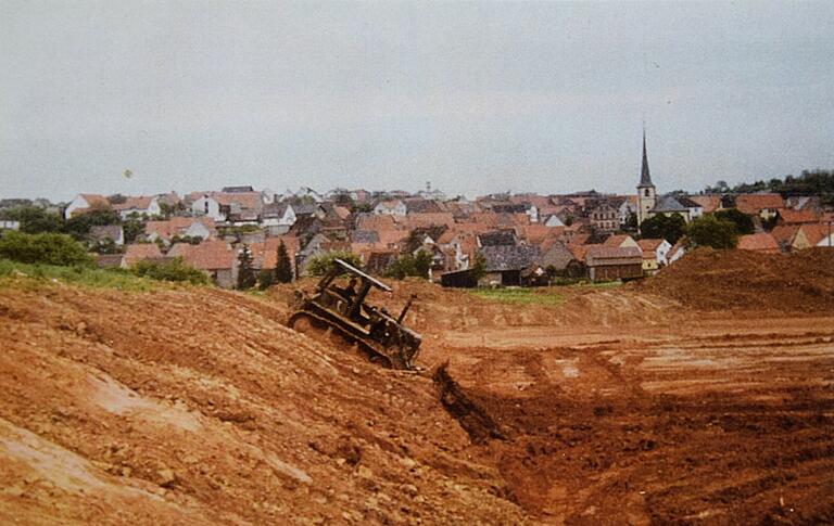 Auf diesem Foto aus dem Jahr 1982 ist eine Planierraupe der US-Armee beim Bau des Steinfelder Sportplatzes zu sehen.