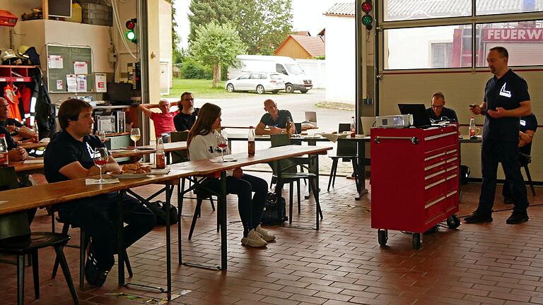 Kommandant Stefan Saccavino (rechts) bei seinem Jahresbericht im Hausener Feuerwehrhaus.