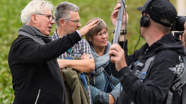 Manuel Schön von der Bürgerinitiative (links) spricht beim Dreh für einen Beitrag der Sendung 'quer' über seine Bedenken gegen den geplanten Solarpark bei Darstadt. Manuel Schön von der Bürgerinitiative (links) spricht beim Dreh für einen Beitrag der Sendung 'quer' über seine Bedenken gegen den geplanten Solarpark bei Darstadt.
