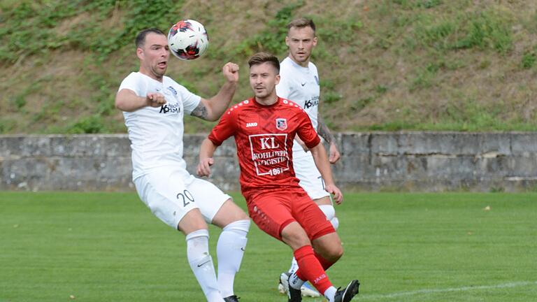 Im Ligaspiel war Markus Mjalov (Bildmitte) kein Torerfolg vergönnt beim torlosen Remis gegen den TSV Karlburg.       -  Im Ligaspiel war Markus Mjalov (Bildmitte) kein Torerfolg vergönnt beim torlosen Remis gegen den TSV Karlburg.