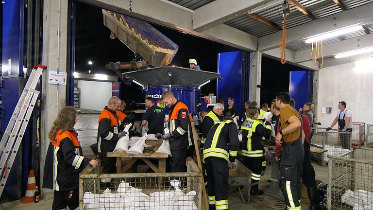 Viele Feuerwehren aus dem ganzen Landkreis halfen in der THW-Unterkunft in Haßfurt beim Abfüllen der Sandsäcke. Viele Feuerwehren aus dem ganzen Landkreis halfen in der THW-Unterkunft in Haßfurt beim Abfüllen der Sandsäcke.