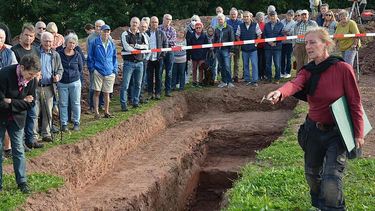 Dr. Petra Wolters erläuterte auf dem Veitsberg die diesjährigen Ergebnisse der Grabungen vor großem Publikum. Dr. Petra Wolters erläuterte auf dem Veitsberg die diesjährigen Ergebnisse der Grabungen vor großem Publikum.